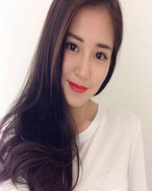 Hình ảnh kỹ thuật viên massage tại nhà Hồ Chí Minh chuẩn bị giường massage di động