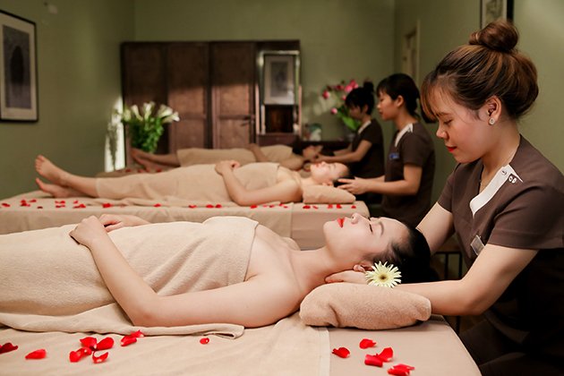 Home massage for pregnant women to relieve tension and improve sleep.